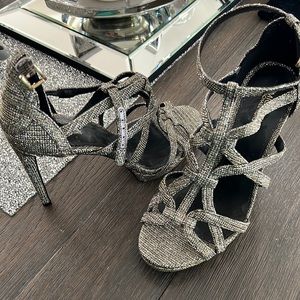 Excellent condition beautiful Michael Kors heels.